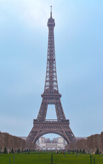 Fototapeta na wymiar View on the Eiffel tower from park