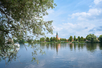 Blick auf die Insel Werder am Fluss Havel bei Potsdam - obrazy, fototapety, plakaty