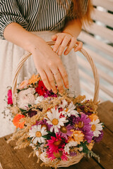 Obraz na płótnie Canvas hands with bouquet