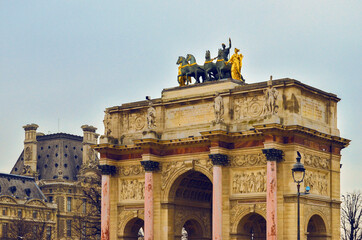 Fototapeta na wymiar Arc de Triomphe du Carrousel at sunny day