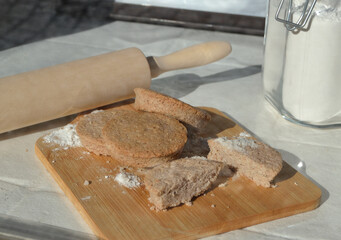 Biscuits sur une planche en bois
