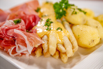 Spargel mit Kartoffeln und Schinken