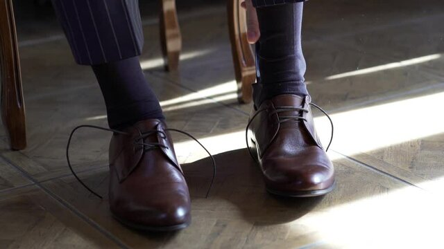 Tying suit shoes