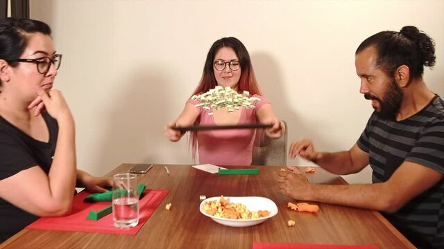 Detalle de amigos jugando juego de mesa en slow motion