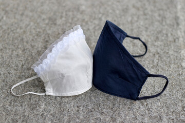 The kiss with masks during the coronavirus period