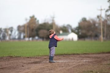 Niño jugando y corriendo por camino de tierra