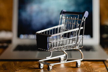 
carro de supermercado  sobre computadora para representar la compra online  cordoba argentina