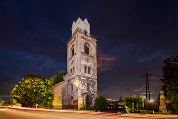 Wieża kościoła ewangelickiego z XVll w. nocą