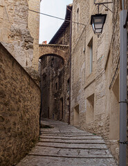 Paisaje urbano de callejuela estrecha en Spoleto, Italia, verano de 2019.