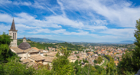 Obraz premium Paisaje panorámico de tejados y el campanario de la ciudad de Spoleto, Italia, verano de 2019.