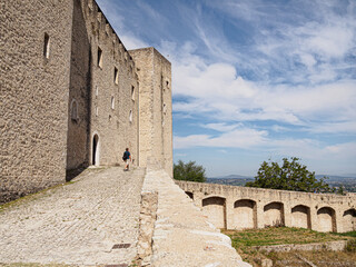 Vistas de la muralla y una torre del castillo de Spoleto, Italia, verano de 2019.