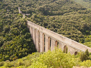 Puente de las Torres símbolo de Spoleto. La construcción se eleva en diez arcos que cruzan el valle del Tessino  conectando la colina de San Elías con el Monteluco, Italia, verano de 2019.