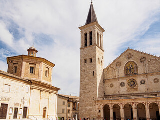 Fototapeta na wymiar Vistas de la catedral de Santa María Assunta en Spoleto, Italia, verano de 2019.