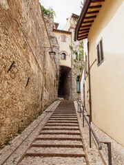 Escaleras  en una calle antigua y estrecha de Spoleto, Italia, verano de 2019.