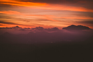 Atardecer con nubes entre las montañas