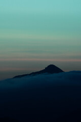 Paisaje nublado con monta&ntilde;as de fondo