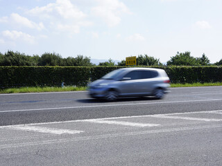 高速道路を走る乗用車
