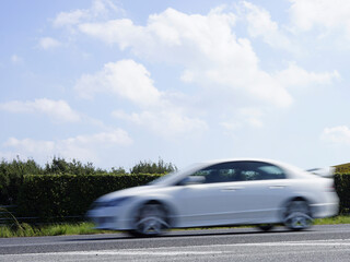 高速道路を走る乗用車