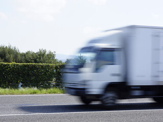 高速道路を走るトラック