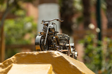 Juguetes creados a partir de chatarra.