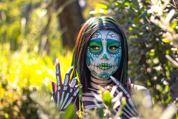 Mujer maquillada como catrina en bosque y lago.