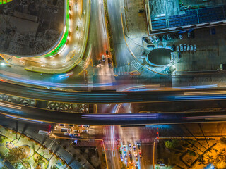 Tránsito nocturno en la ciudad