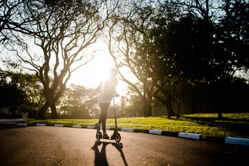Pessoa andando de patinete © GeisaB