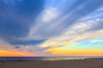 Obraz premium Beautiful Cloudy Sky at Dawn over the Sea