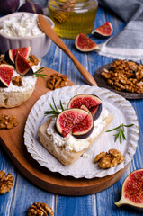 Sandwich with white cream, figs and honey