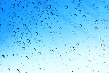 gotas de lluvia en el parabrisas del carro 