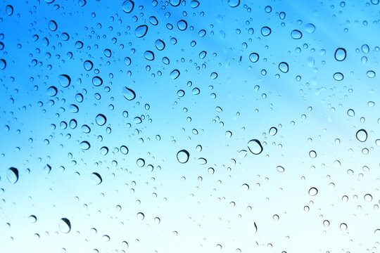 gotas de lluvia en el parabrisas del carro 