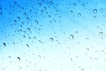 gotas de lluvia en el parabrisas del carro 