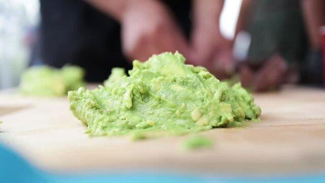 Guacamole sobre mesa