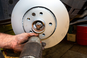 New brake disc with an anti-corrosion layer, mounted on the front hub, screwing the disc with a...