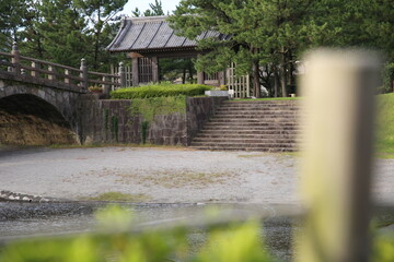 向こうに見える立派な門