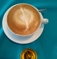 Photo large delicious coffee with a heart