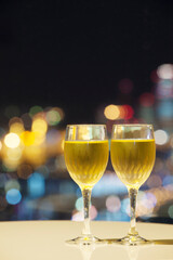 ワイングラスと夜景