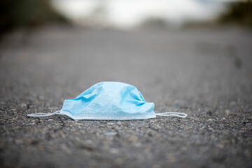 Mascarilla tirada en el suelo, basura no biodegradable