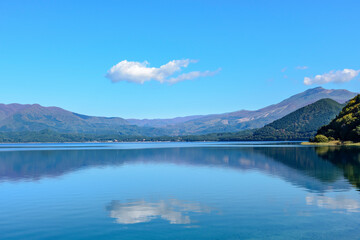 Naklejka premium 爽やかな秋晴れの田沢湖