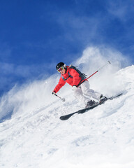 sportliche Skifahrerin professionell unterwegs im freien Gelände