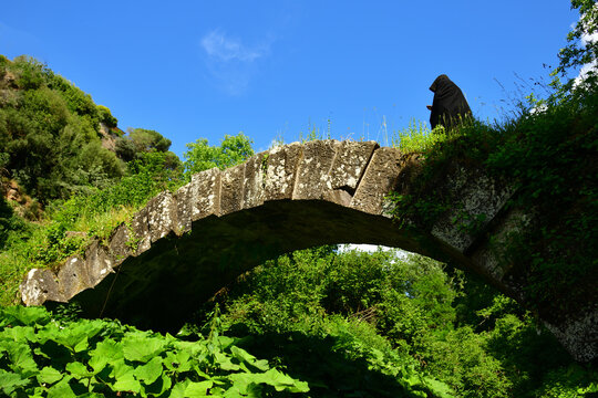 Pellegrino sul ponte antico della via Clodia