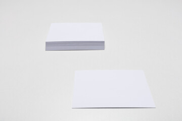 Biglietti da visita in bianco. Mockup su sfondo colorato. Lay piatto. copia spazio per il testo