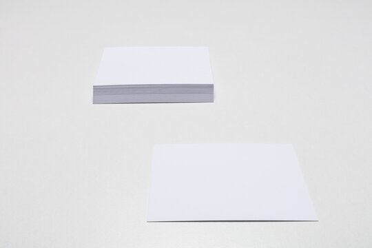 Biglietti da visita in bianco. Mockup su sfondo colorato. Lay piatto. copia spazio per il testo