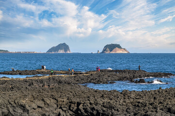 Jeju Island is Korea's leading tourist destination. This is a coastal walkway where you can see two islands. There are haenyeo in the blue sea.