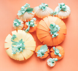 Obraz premium Top view to homemande Halloween paper pumpkins on terracotta background