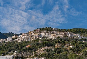 Fototapeta na wymiar Panorama von Vietri Sul Mare an der Amalfiküste in Kampanien, Italien 