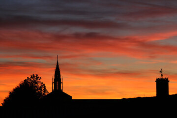 Obraz premium Beautiful sunset over the city