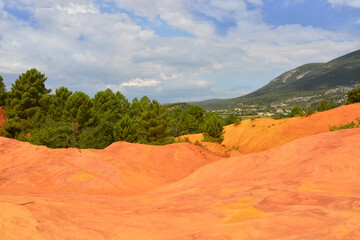 Tapis de roches rouges du Colorado provençal de Rustrel (84400), Vaucluse en Provence-Alpes-Côte-d'Azur, France.tif