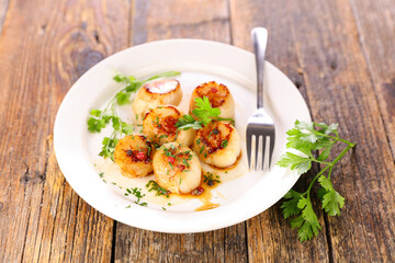 seared scallop with herb in plate