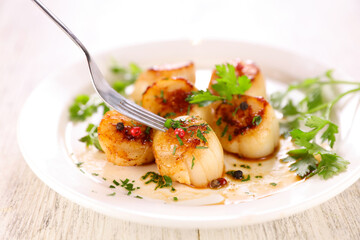 seared scallop with herb in plate